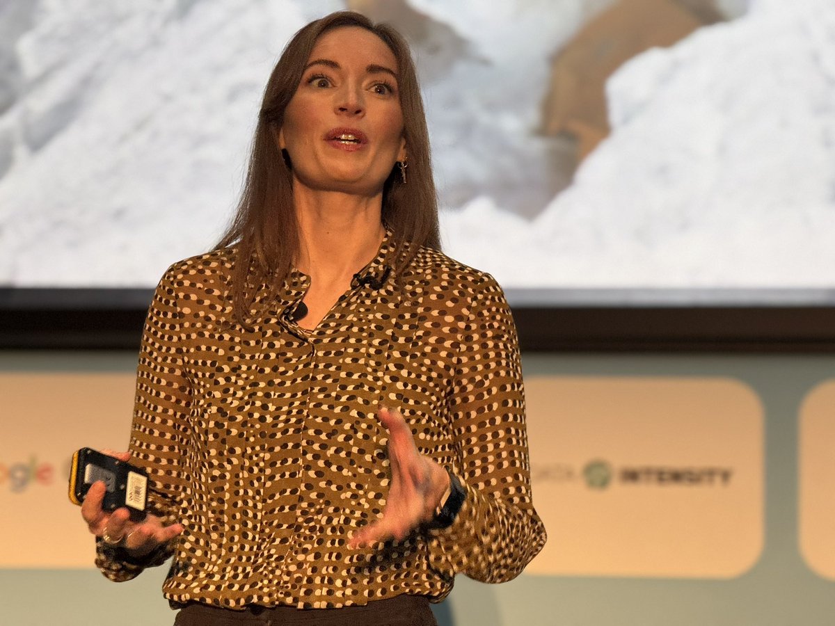ZedDBA's tweet image. “Mountains of the Mind” by Bonita Norris the youngest person to reach both “tops of the world!” at #UKOUGDiscover24