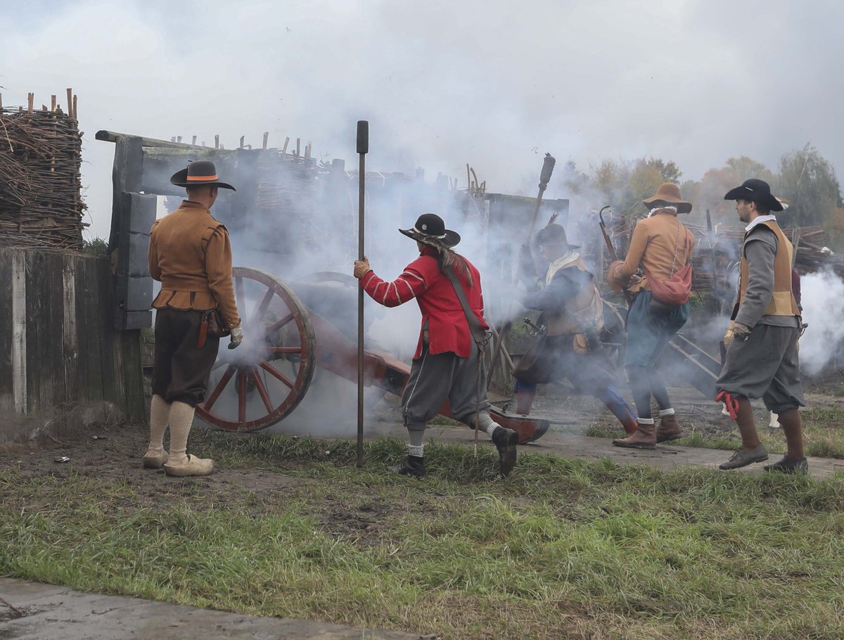 Muertos y artillería (al menos seis piezas consiguieron llevar a la isla).
Estos fotografiados en la recreación histórica que se celebra en Grolle (Países bajos) y que se celebra cada dos años. Os recomiendo asistir, al menos como espectadores, es una autentica pasada.