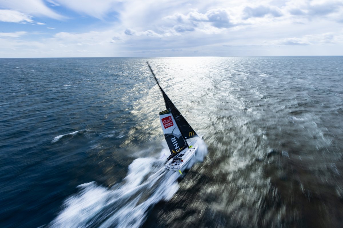 Violette Dorange, notre marraine, s'apprête à doubler le Cap de Bonne Espérance dans des conditions difficiles : vents forts et grandes vagues. Elle franchit le 1er des 3 caps de son tour du monde. Soutenons-la dans cette étape clé ! 🌊💪 #VG2024 #VendéeGlobe2024