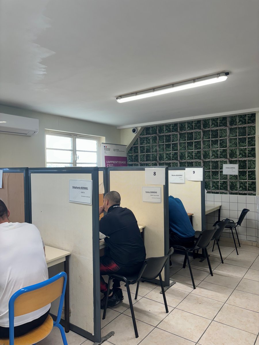 France Travail c'est aussi des conseillers Justice qui interviennent régulièrement dans les maisons d'arrêts et les centres de détention pour préparer la sortie et la réinsertion professionnelle des détenus. 
👉Merci au centre de détention de Saint Sulpice pour son accueil