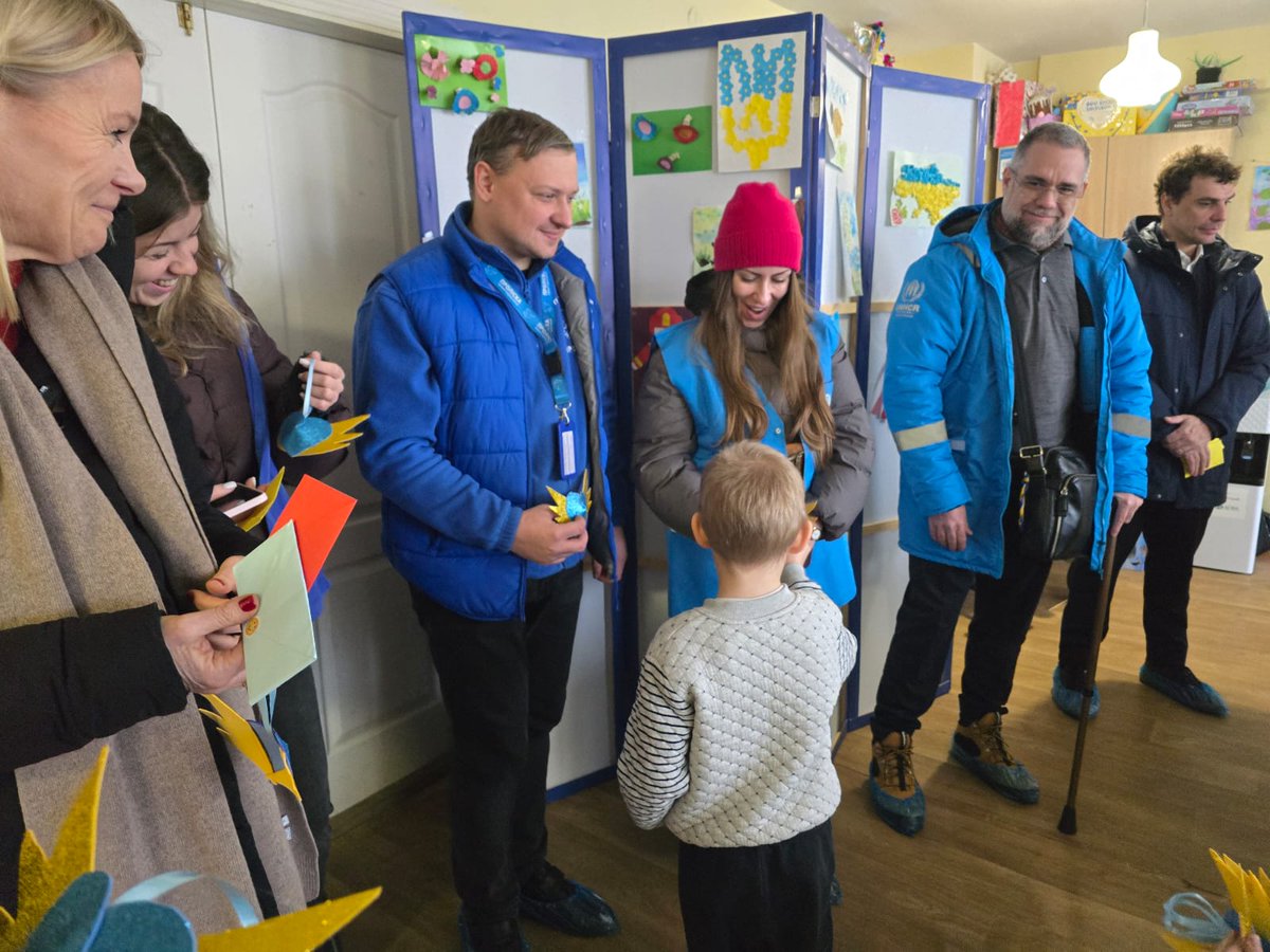 Today, <a href="/EmbaMexUcr/">EmbaMexUcr</a>'s🇲🇽Ambassador &amp; @BrasilUkraine's🇧🇷counsellors joined UNHCR in Dnipro🇺🇦 to see first-hand the devastating impact of the war, meet local authorities &amp; displaced 👨‍👩‍👧living in a collective site.
With the winter season here, international solidarity remains crucial.