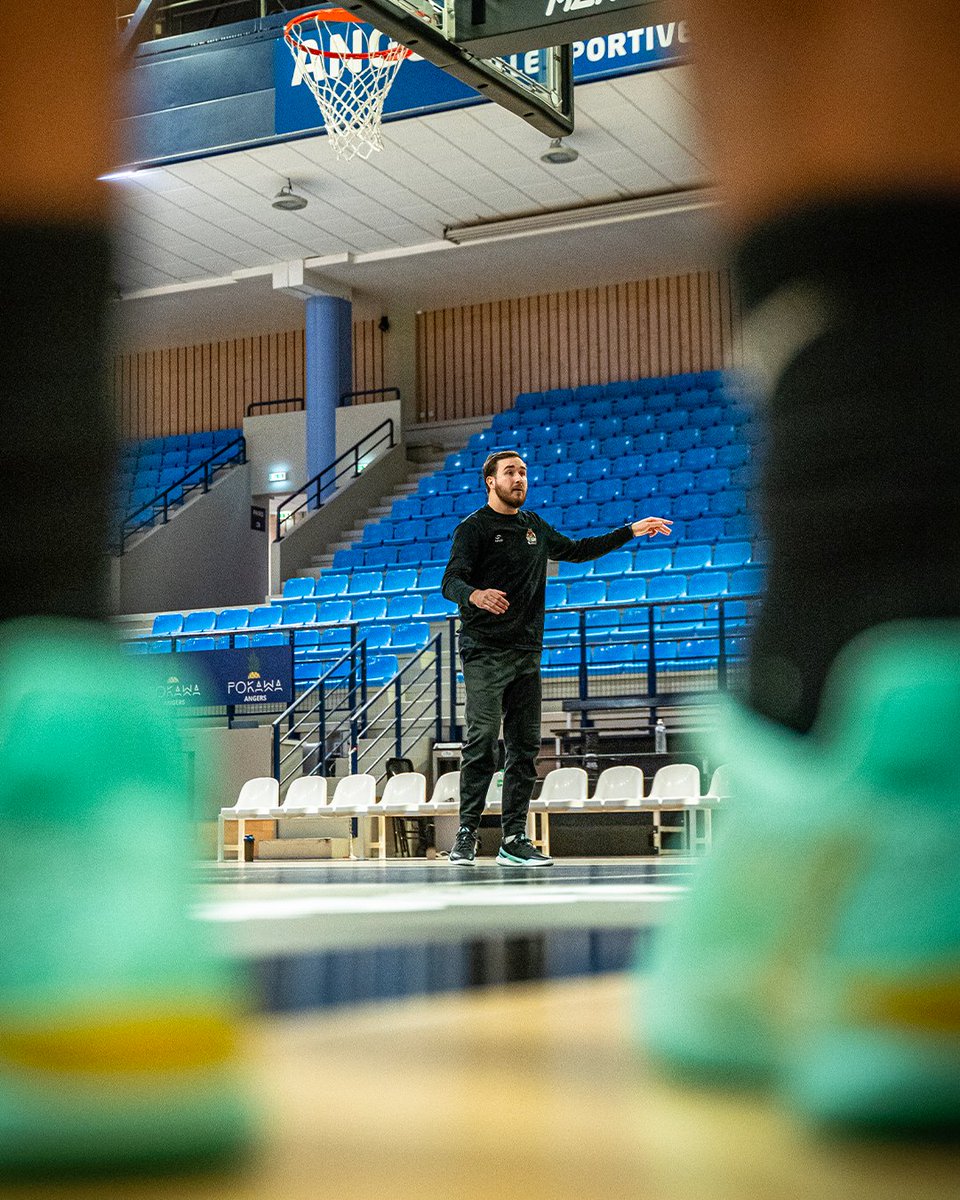 EABasket49's tweet photo. 👊 𝗧𝗿𝗮𝗶𝗻𝗶𝗻𝗴 𝗯𝗲𝗳𝗼𝗿𝗲 @URB35 !

#GagnonsEnsemble ⭐️ https://t.co/VP3zg11QDc