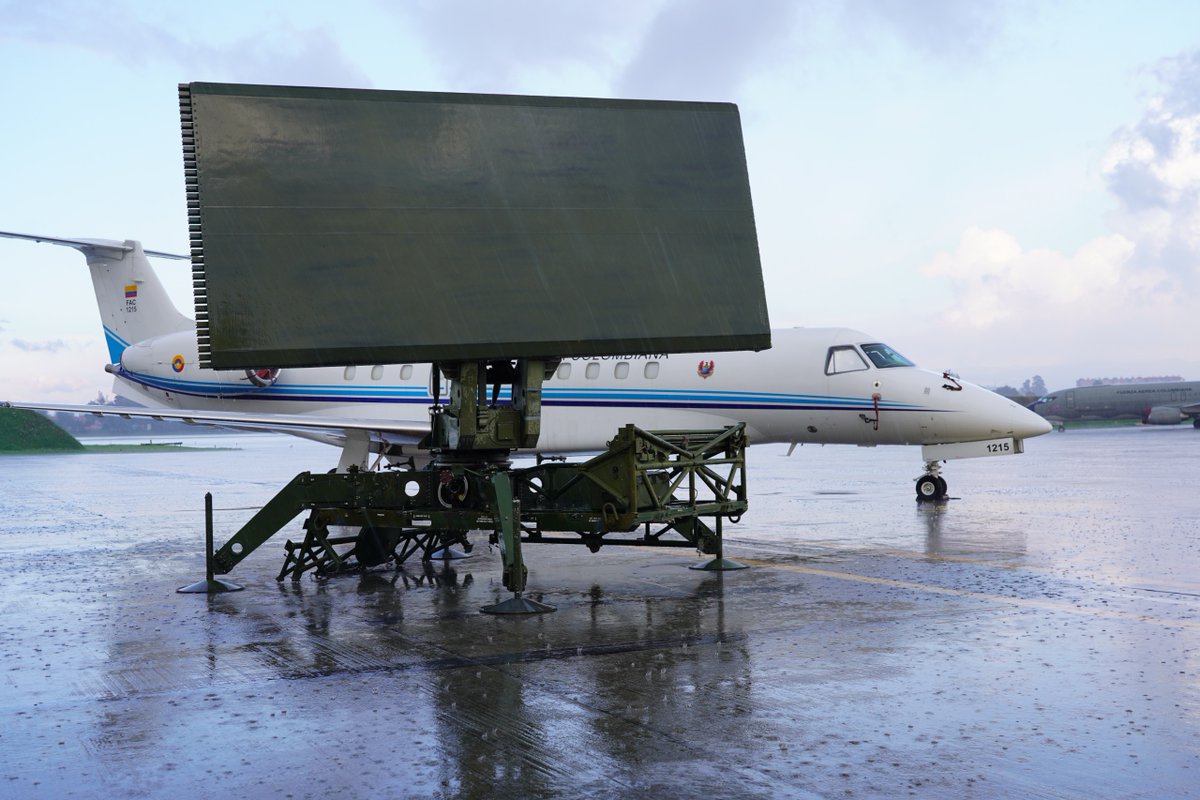 FuerzasMilCol's tweet photo. La entrega del radar TPS-70 a nuestra @FuerzaAereaCol es una clara muestra de la cooperación estratégica entre Colombia y los Estados Unidos. Este radar de defensa aérea permitirá reducir el uso ilegal de nuestro espacio aéreo y continuar luchando contra las amenazas que desafían a nuestra nación y a la región.

Este radar mejorará la capacidad de vigilancia y control del espacio aéreo que lidera nuestra @FuerzaAereaCol en el marco de la estrategia Zeus, fortaleciendo la integración operativa con países aliados y contribuyendo a la reducción de trazas ilegales en corredores estratégicos como el Caribe y el Pacífico.

#AlmiranteFranciscoCubides