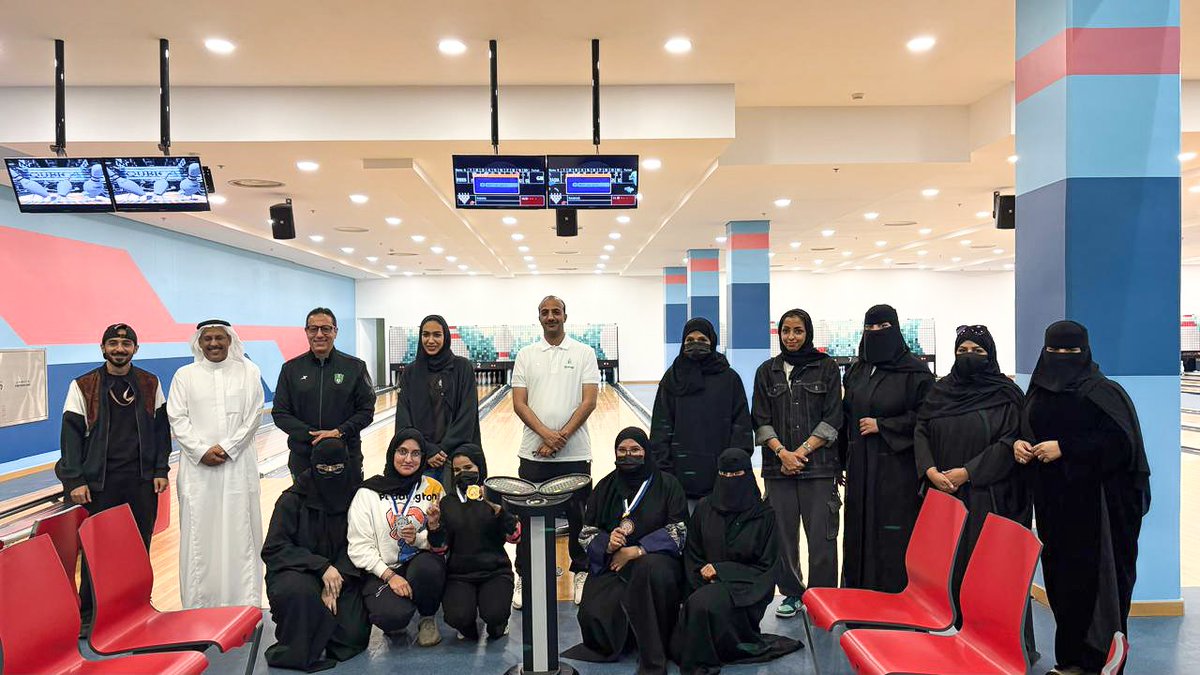 بمناسبة #اليوم_العالمي_للأشخاص_ذوي_الإعاقة، أطلقت #جامعة_الملك_عبدالعزيز، ممثلة بكلية الطب وعمادة شؤون الطلاب، مبادرة نوعية تتضمن دورة تدريبية مكثفة في أساسيات رياضة البولينج، تتوج ببطولة خاصة لفئة الصم. يقود التدريب الكابتن رغد بتان، لاعبة المنتخب السعودي في البولينج والمدربة