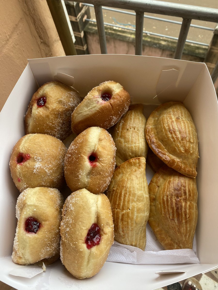cakesbykofo's tweet photo. Christmas in few weeks,we are taking orders on Christmas cake and pastries 
Send us a dm to place your orders 
Jam doughnuts
Box of 6~5000naira 
Box of 8~7500naira
Box of 12~10,000naira
Meatpie/chickenpie
Box of 6~8,000naira
Box of 12~16,000naira
Location:lagos
Please repost🙏🏾 https://t.co/TQzaOAadJf