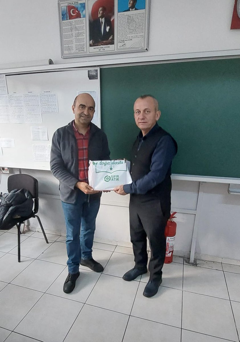 sehit_yigit's tweet photo. Okulumuz Memuru Serdar TOKGÖZ'ü 3 Aralık Dünya Engelliler Günü vesilesiyle Sağlıklı bir yaşam ve engelsiz bir dünya için gününü kutladık. Nice engelsiz yıllara Serdar.
@tcmeb @ispartamem @Ersin_Bicak54 @alisanal32 @stokgoz78 https://t.co/DqWcuu6rRK
