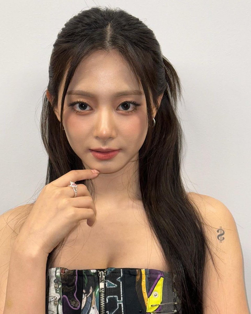 tzuwyu's tweet photo. nothing was really on my mind; i was just standing here, staring blankly ahead. is it too much to wish for something lovely to happen today? oh, and now that i think about it, my hair looks unexpectedly good. https://t.co/e3hlwouH9T