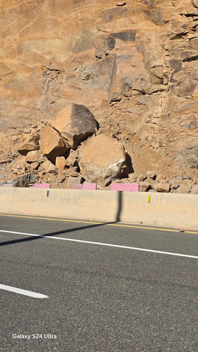 من المسؤول عن تواجد هذه الحجاره الآيله للسقوط في أعلى قمة من طريق مغره بئر عسكر بنجران وأهمالها بهذا الشكل
 هذه المجموعة من الحجارة في أعلى قمة وفي  منحدر خطير 
هل تنتظرون ان تنقض على سالكي الطريق  وتسبب في كارثه لاسمح الله
<a href="/NajranMunicipal/">أمانة منطقة نجران</a>
<a href="/SaudiTransport/">وزارة النقل والخدمات اللوجستية</a>