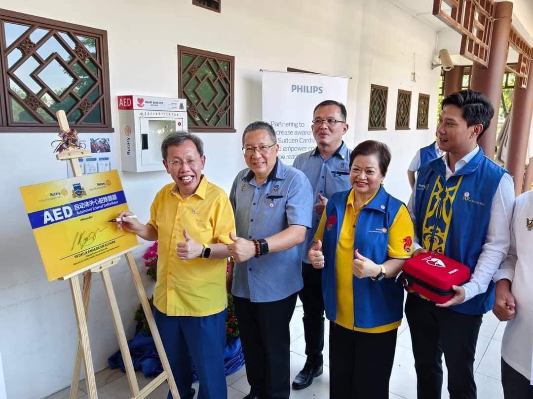 simkuihian's tweet photo. Launching of The Automated External Defibrillator (#AED) Device MOU btw Rotary Club Kuching Central (#RCKC), Rotary Club Singapore East (#RCSE) and Majlis Bandaraya Kuching Selatan (#MBKS) https://t.co/4X09BXM0MX