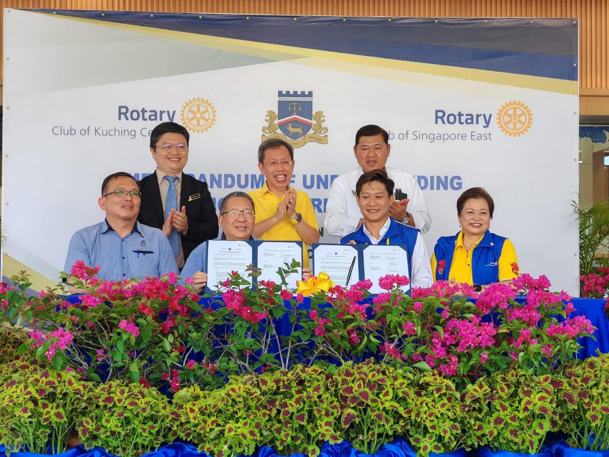 simkuihian's tweet photo. Launching of The Automated External Defibrillator (#AED) Device MOU btw Rotary Club Kuching Central (#RCKC), Rotary Club Singapore East (#RCSE) and Majlis Bandaraya Kuching Selatan (#MBKS) https://t.co/4X09BXM0MX