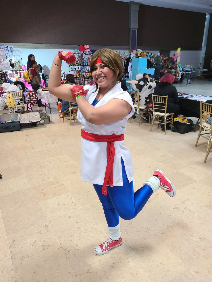 Hola! El domingo pasado fui a un evento de anime en mi ciudad y aproveche que no hacía tanto calor para repetir el cosplay de Yuri!! 
Kof aquí no es tan conocido así que poca gente sabia de quien iba 😞
Igual me divertí mucho!! 🥰🥰🌸