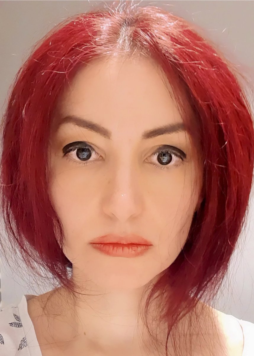 Wisteraverse's tweet image. Let me introduce myself, I&apos;m Shida and I&apos;m a #MiddleClassWomanOfaCertainAge