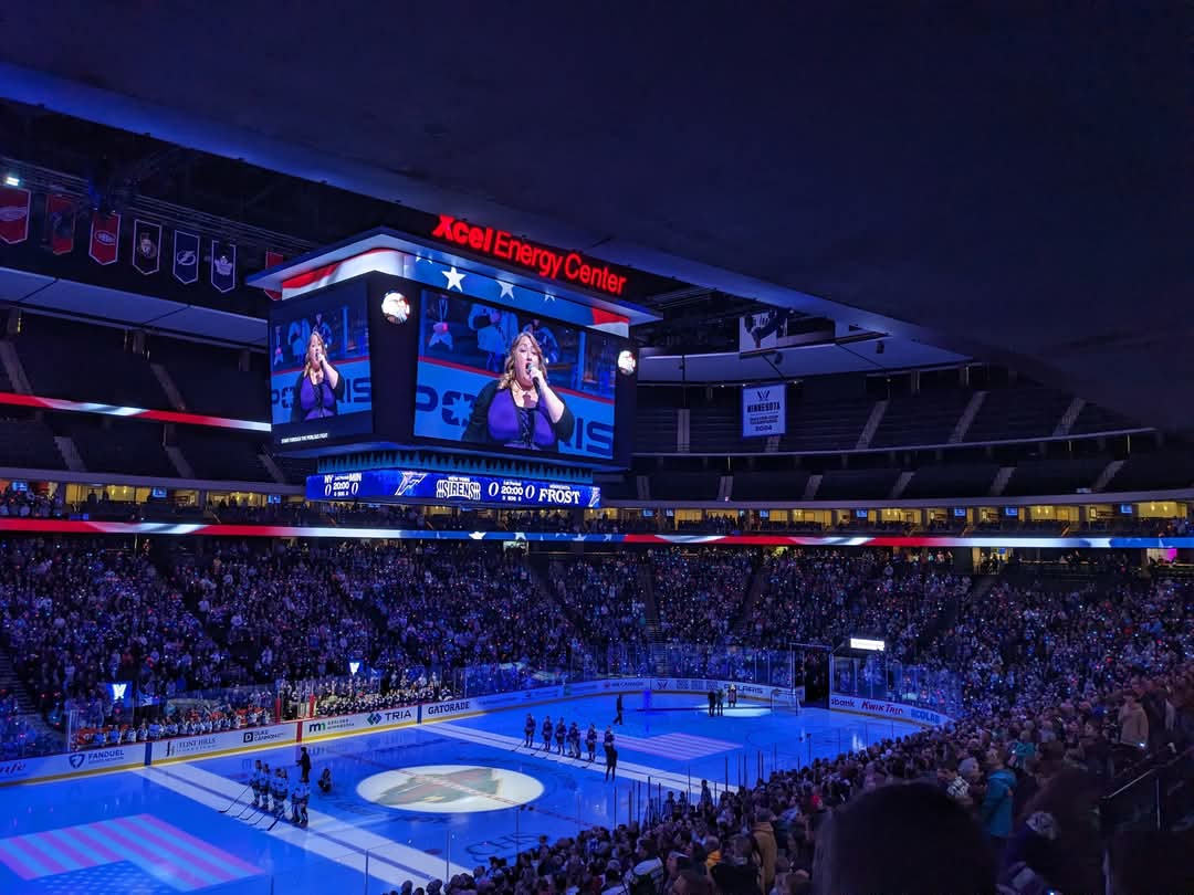 MoronicaSlp's tweet photo. I'm late in posting about this, but I had a wonderful time singing for the Frost home opener! The banner ceremony was so special, and seeing the X full of purple (my favorite color) made my heart glad. The Frost may have lost, but it was a great game to watch. GO FROST!! 💜 https://t.co/4omlhkVrxC