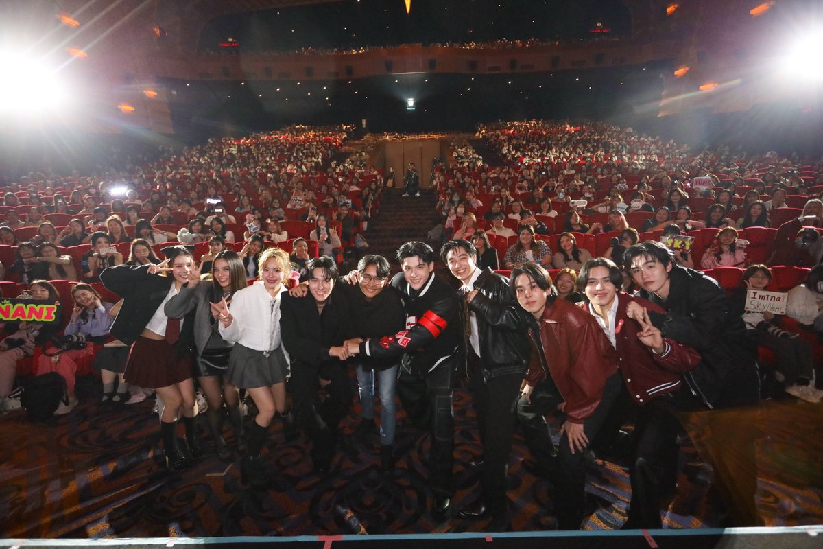 GMMTV's tweet photo. ขอบคุณทุกคนที่มาส่งตัวละครกับเซนต์และชินพร้อมชาวสยามวิชญ์กันในงาน #HighSchoolFrenemyFinalEP พวกเรานักแสดงและทีมงานจากซีรีส์ "High School Frenemy มิตรภาพคราบศัตรู" 🤜🏻💥🤛🏻 ขอบคุณที่ติดตามมาตั้งแต่ตอนแรกจนถึงตอนสุดท้าย หวังว่ามิตรภาพของชาวสยามวิชญ์จะอยู่ในใจทุกคนตลอดไป🫶🏻 

 "High School Frenemy มิตรภาพคราบศัตรู" 🤜🏻💥🤛🏻 รับชมย้อนหลังครบทุกตอนได้ทาง Viu

#GMMTV