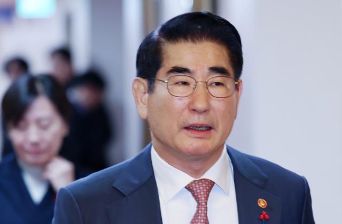 김용현 국방부장관 관련 기사에 나온 내용들만 정리

1. 이 새끼가 윤석열한테 직접 비상계엄 선포 하자고 건의 함
2. 윤석열 모교 충암고 1년 선배
3. 윤석열 골프 논란 때 [윤 대통령과 “골프 친 군인, 로또 당첨된 기분에 글썽”] 이딴 발언한 적 있음
4. 계엄사 보도처 신설하겠다고 깝쳐서 속보 뜸