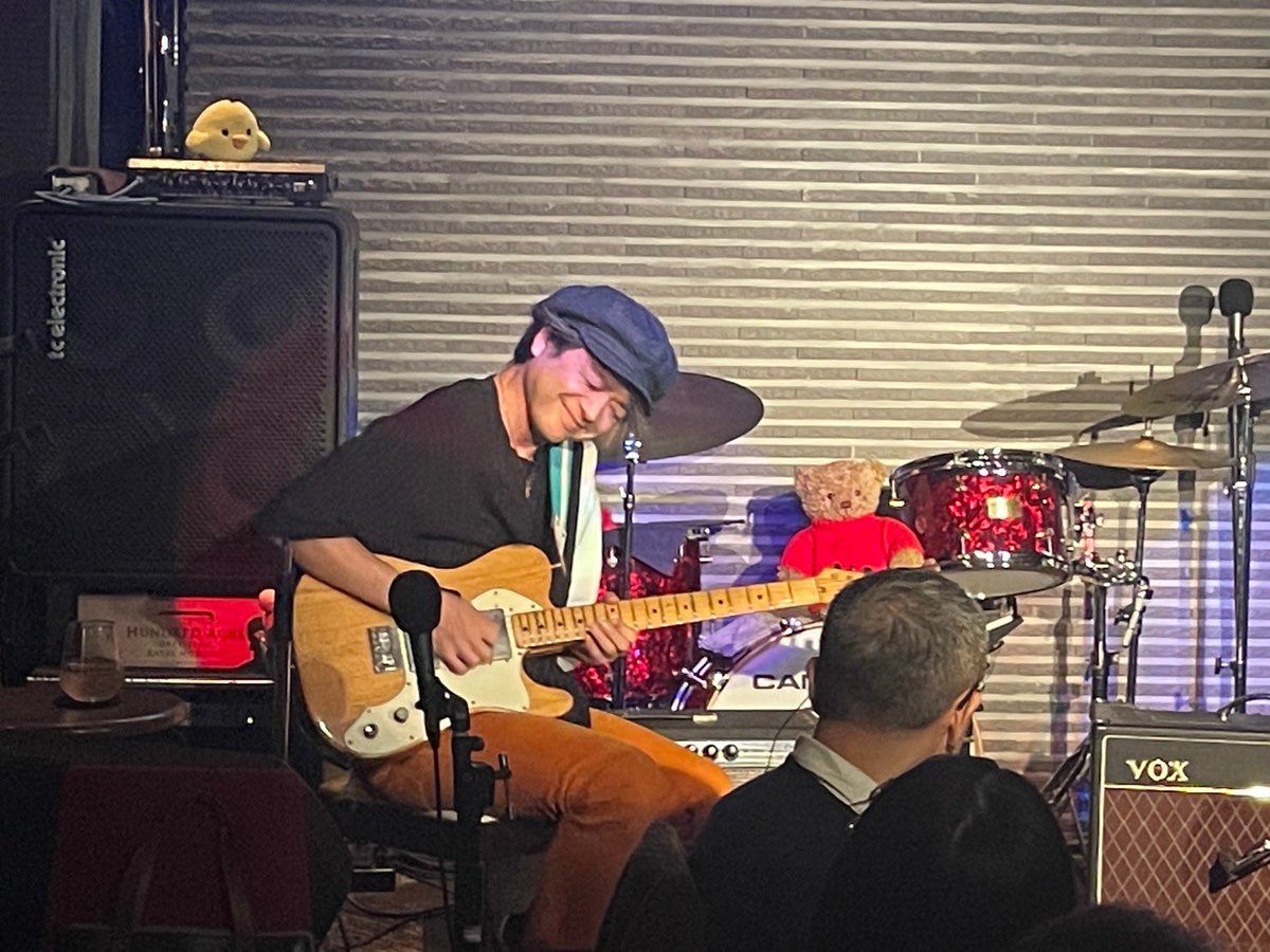 hidehisa_ssk's tweet image. 2oz@赤坂Crawfish、大変盛り上がって終演！平日にも関わらず各地からご来場頂いた皆様、ありがとうございました！予定通りの大炸裂回となりました✨店長からも大変お褒め頂いた結果、次回2/13に同じく赤坂Crawfishにてライブ決定しました！！次回もお待ちしております♪

#佐々木秀尚
#有賀教平
#2oz