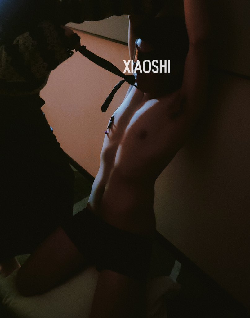 三个女S玩23岁的男狗弟弟
本来围观姐姐doi，奈何弟弟不够硬
太没用了～换人！#小狗系列

#女S #SM #深圳 #字母 #男狗 #小狗 #小狗日记 

抄送@Fengsiyuan @wqganenshi_ https://t.co/2I9H9LbIvI
