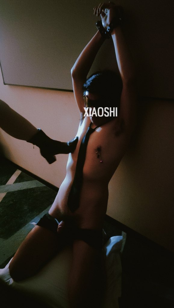 三个女S玩23岁的男狗弟弟
本来围观姐姐doi，奈何弟弟不够硬
太没用了～换人！#小狗系列

#女S #SM #深圳 #字母 #男狗 #小狗 #小狗日记 

抄送@Fengsiyuan @wqganenshi_ https://t.co/2I9H9LbIvI
