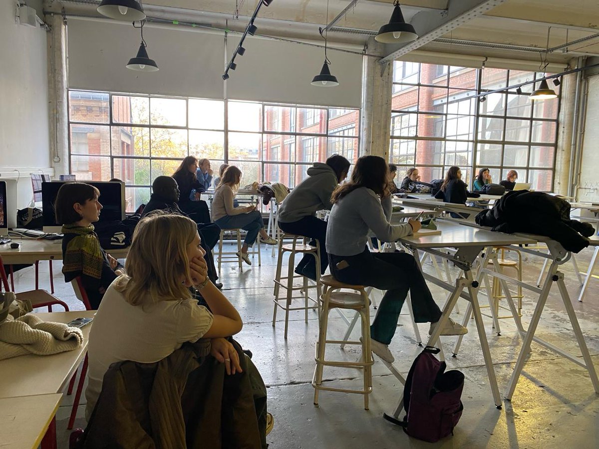 Aujourd'hui, la Direction de la Démocratie, des Citoyen.ne.s &amp; des Territoires est venue briefer les étudiant.es  : ils vont créer une affiche personnalisée par arrondissement de <a href="/Paris/">Paris</a> pour valoriser l’accueil des habitant.es

Jury à venir 👇