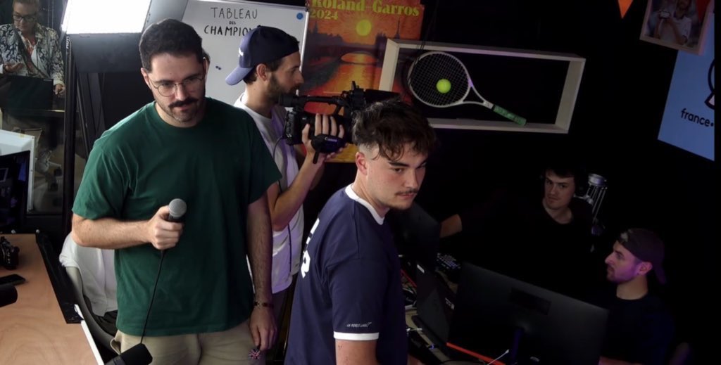 CLAP DE FIN POUR 2024 🎬🎾

C’est sûrement LA saison qui m’a procuré le + d’émotions sur le circuit avec les ambiances en tribune, les contacts avec les joueurs, les rencontres ou encore les différentes opportunités ! 

J’ai pu faire pas mal de tournois et me créer des souvenirs