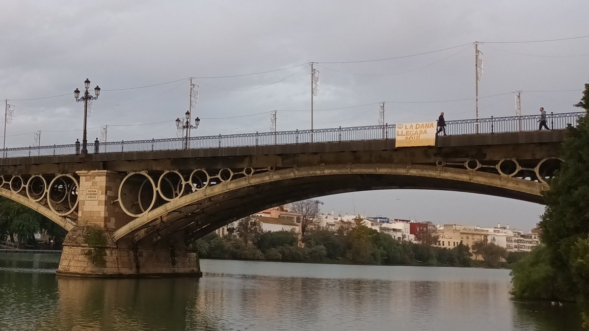 xrsevilla's tweet photo. 🚨 Hace un mes, la DANA arrasó las provincias de Valencia, Huelva, Málaga y Albacete, desvelando una cruda realidad: vivimos ya en la era de las consecuencias. Sabemos que tras este desastre climático vendrán otros, y la respuesta política será la misma: dejarnos morir. https://t.co/qnepNzq15r