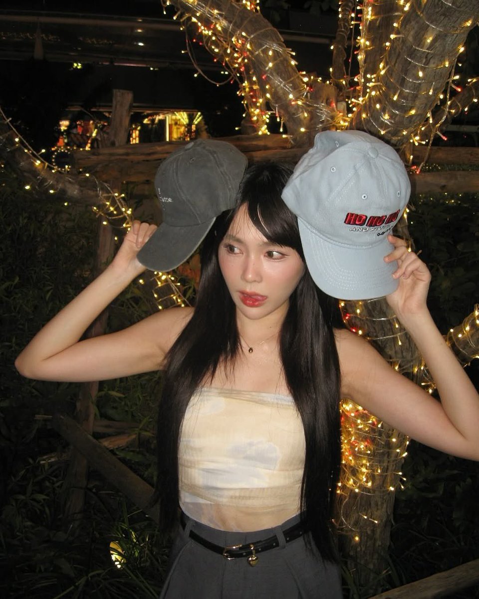 aommiispace's tweet photo. มาแล้ววววว~🤠🎄🎅✨ ต��อนรับเทศกาลคริสต์มาสจากร้านaommoryกับสินค้าใหม่ของเรา หมวกลาย limited edition มี2แบบ ได้แก่ Hohoho ver. (สีฟ้า) และ Mistletoe ver. (สีดำ) ทำขึ้นมาเฉพาะงาน ”ล้นบ้าน” ในวันที่ 7-8 ธันวาคม 2567นี้ ได้ตั้งแต่เวลา16.00-20.00น. เท่านั้น!! 

#AomPunyawee 
#Aommory https://t.co/jE8PPkAZCL