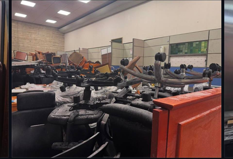 404Capella's tweet image. ㄹㅇ야무짐
보좌진들도 고생하셨습니다