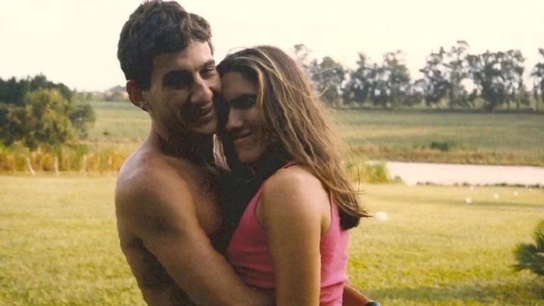 mwarts's tweet photo. todos deveriam parar de rivalizar Xuxa e Adriane Galisteu e falarem mais de quando o Ayrton Senna namorou uma menina de > 15 anos < depois do divórcio dele

palavras dela: “Como um rapaz de 24 anos se encanta por uma menina de 15? Eu era uma criança. Ele foi meu primeiro beijo.” https://t.co/Yx0Yeze3wA
