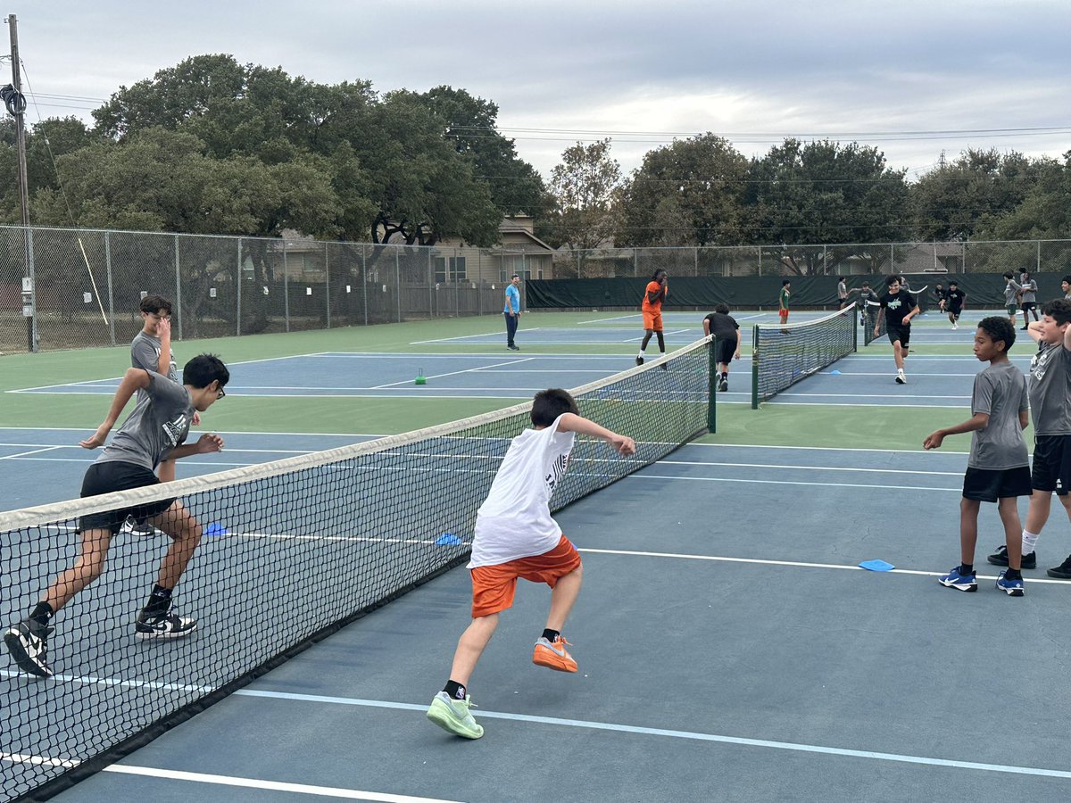 coachnmills's tweet image. Great to see the future of @WarrenNisd grinding in the offseason at @JordanNISD 🏃💨 #FightOn #WarriorNation @mattarrufat @AldacoMatt