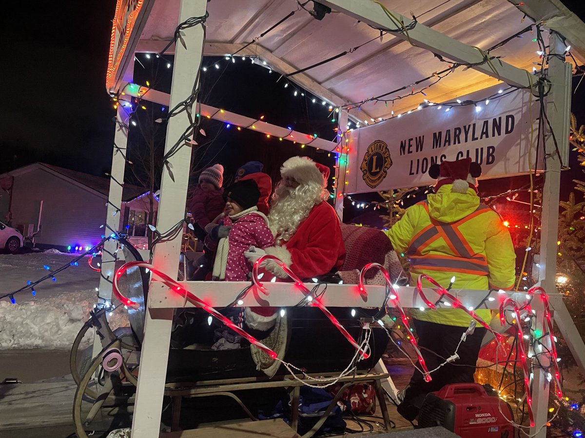 Santa is busy tonight in Applewood Acres subdivision helping with the New Maryland Food and Toy Drive.  Thanks to this community for your support. ⁦<a href="/valentino_nora/">Nora Valentino</a>⁩ ⁦<a href="/TimScammell/">Tim Scammell</a>⁩ ⁦@TheFwordNB⁩ ⁦<a href="/VLGNewMaryland/">VillageOfNewMaryland</a>⁩