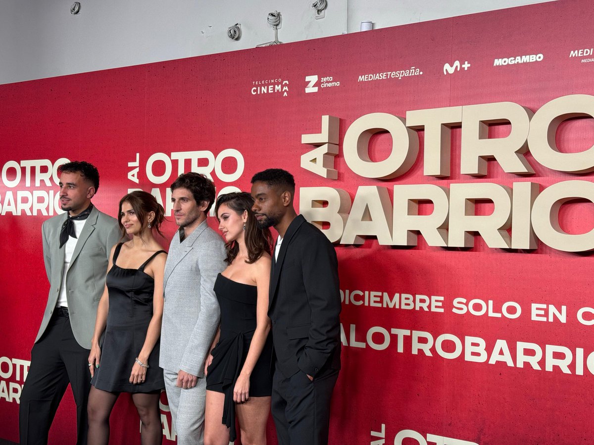 BuenaVistaCine's tweet photo. De Los Caños a la Gran Vía. Hoy el equipo de #HappyFew se viste de largo para la Première de #AlOtroBarrio. 

Junto a su directora Mar Olid, con Quim Gutiérrez, Sara Sálamo, María de Nati, Javier Herrera, y muchos invitados más.

¡5 de diciembre solo en cines! https://t.co/qDMLOUvLSB