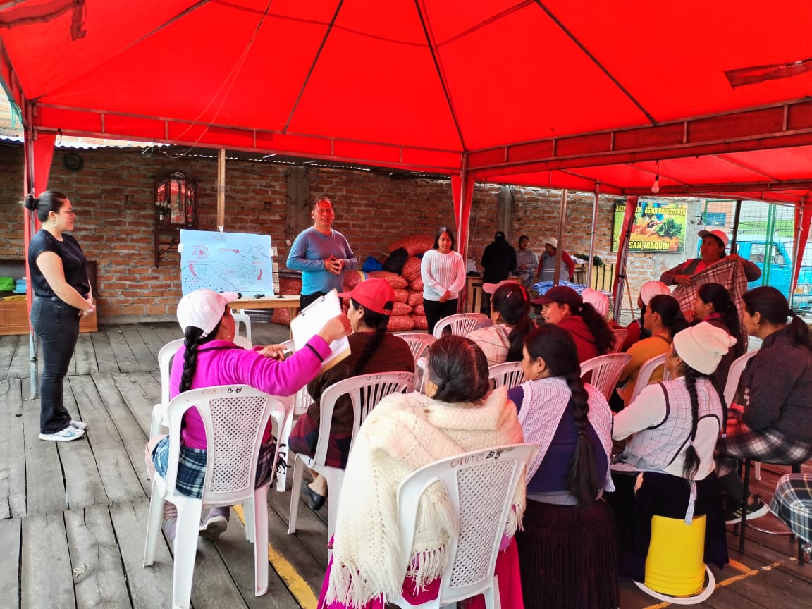 Agricultura_CZ6's tweet photo. #Azuay| Realizamos un taller con productores de la Asociación  de Agroproductores de San Joaquín en temas de manejo y conservación de suelo y agua para la producción.

#ElNuevoEcuadorResuelve https://t.co/g3gPhgJu60