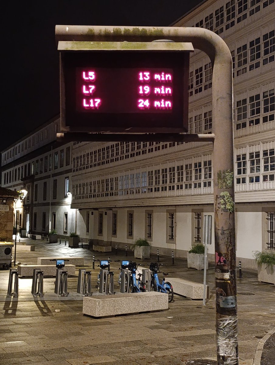 Padmenm's tweet photo. Sales de trabajar y...el 5 no me lleva a casa...@vocescoruna @ConcelloCoruna https://t.co/AmntjNpOnk
