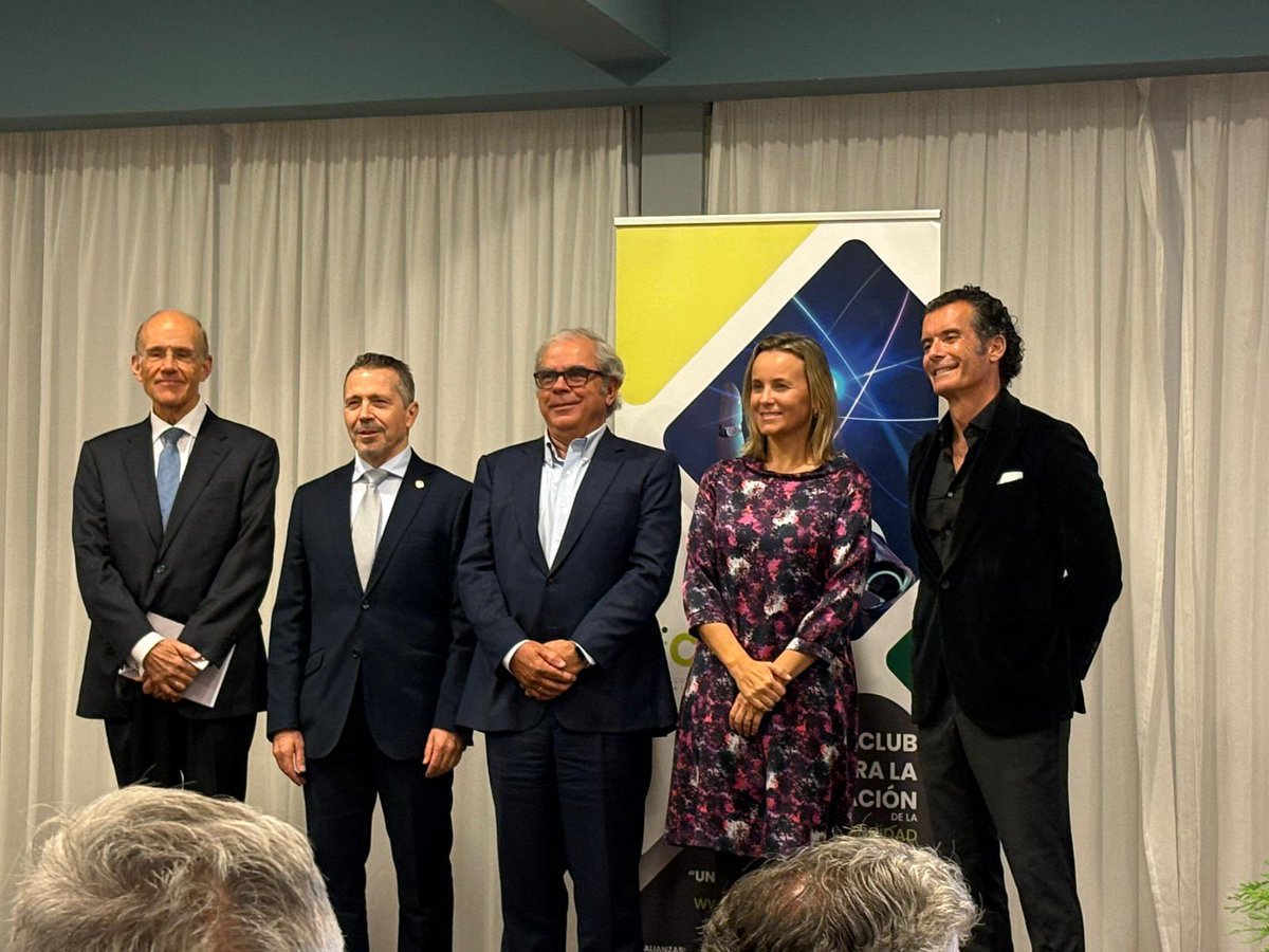 València Innovation Capital (@vlcinnovation) on Twitter photo PREMIO 🏆 Esta noche la concejala de innovación <a href="/paulallobet/">PAULA LLOBET</a> del <a href="/ajuntamentvlc/">Ajuntament València</a> ha recogido el Premio a la mejor Organización Innovadora por la estrategia València Innovation Capital, en la VII Noche de la Innovación Solidaria, organizada por el <a href="/CInnovacionCV/">Club Innovación CV</a>. PREMIO 🏆 Esta noche la concejala de innovación <a href="/paulallobet/">PAULA LLOBET</a> del <a href="/ajuntamentvlc/">Ajuntament València</a> ha recogido el Premio a la mejor Organización Innovadora por la estrategia València Innovation Capital, en la VII Noche de la Innovación Solidaria, organizada por el <a href="/CInnovacionCV/">Club Innovación CV</a>.