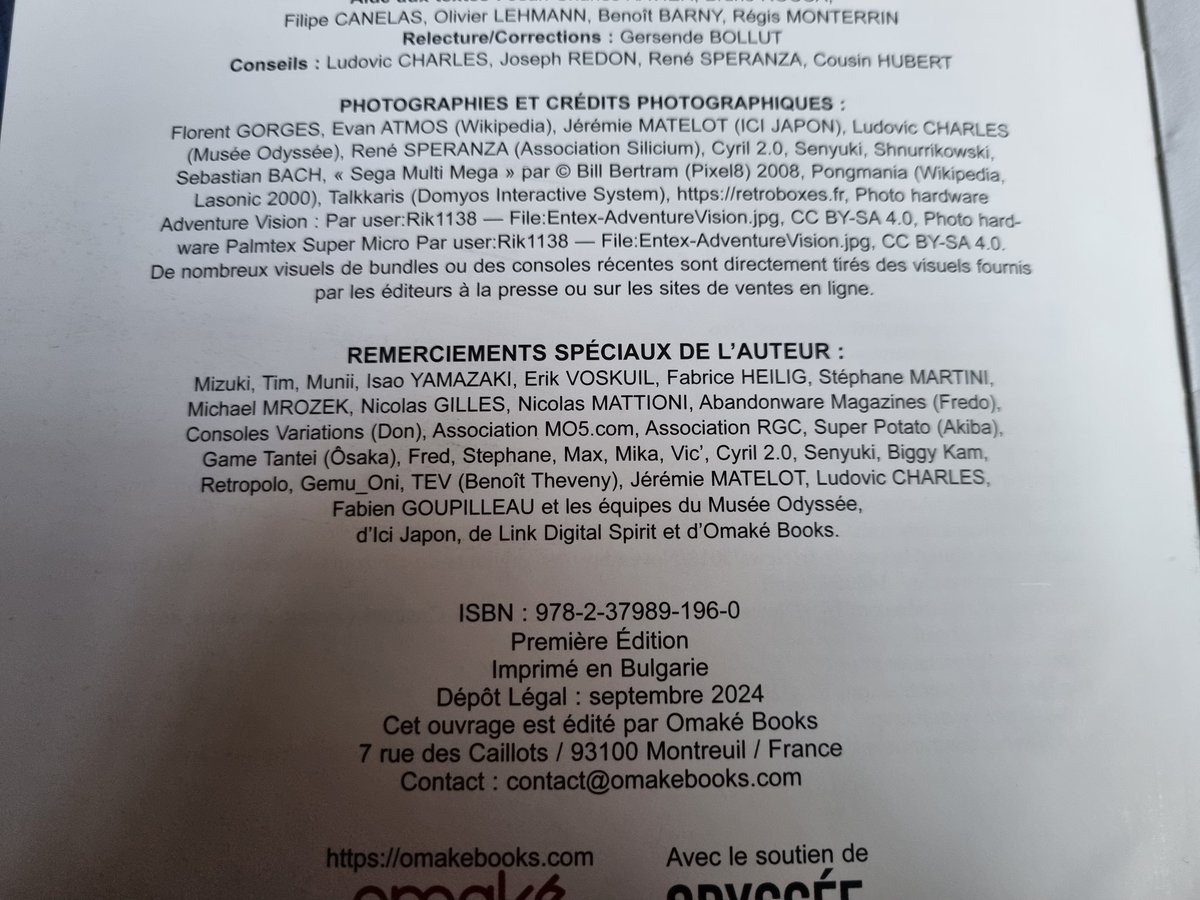 Je viens de finir le Consoles Museum de <a href="/FlorentGorgesFR/">Florent Gorges</a> ! Ma bible ! 😅 (ça peut être un beau cadeau au pied du sapin !) Je vois pleins de belles personnes en plus dans les remerciements 😉 (cc <a href="/CousinHubert12/">Cousin Hubert</a> <a href="/cyril_2point0/">Cyril (2.0)</a> <a href="/assoRGC/">Asso RGC</a> <a href="/assomo5/">Association MO5</a> <a href="/RetroPoloTV/">Polo</a> , Nicolas Gilles)