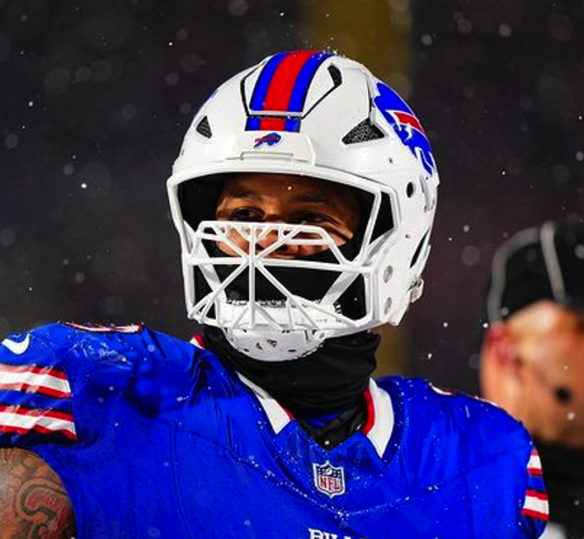 BENKSY_1's tweet photo. I'm just now realizing that @DDawkins66 facemask is a snowflake. Bro. That shit is amazing. https://t.co/2XPuIbHvg0