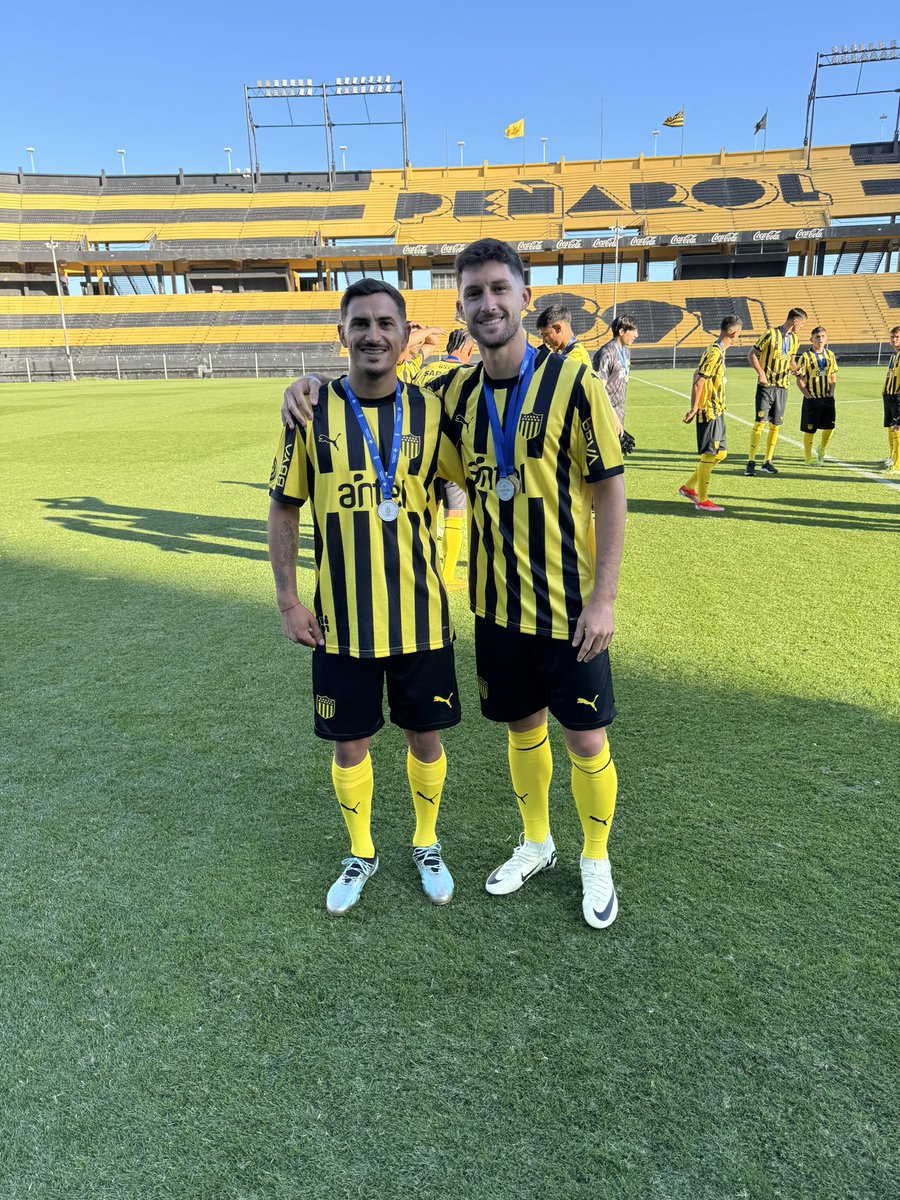 Tu juego simboliza lo que es Peñarol. No tengo dudas que tu corazón hoy es amarillo y negro! 

Siempre en mi equipo!