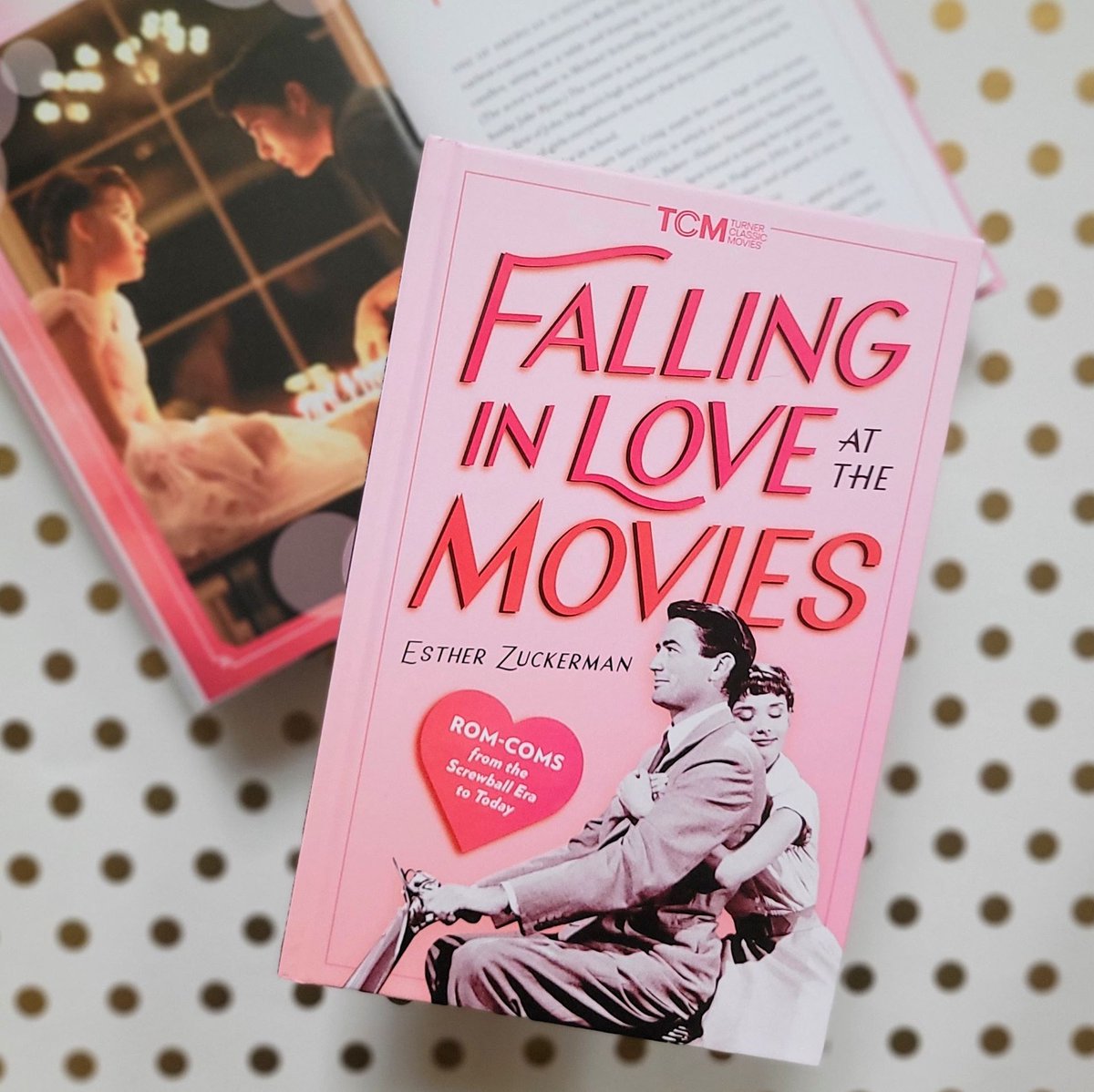 TCM (@tcm) on Twitter photo Looking for the perfect present for your BELOVED cinephile? đ
From entertainment journalist <a href="/ezwrites/">Esther Zuckerman</a>, FALLING IN LOVE AT THE MOVIES explores the enduring allure of rom-coms from the genre's history to its influence today, and so much more!
Order here: bit.ly/3YgkY28 Looking for the perfect present for your BELOVED cinephile? đ
From entertainment journalist <a href="/ezwrites/">Esther Zuckerman</a>, FALLING IN LOVE AT THE MOVIES explores the enduring allure of rom-coms from the genre's history to its influence today, and so much more!
Order here: bit.ly/3YgkY28