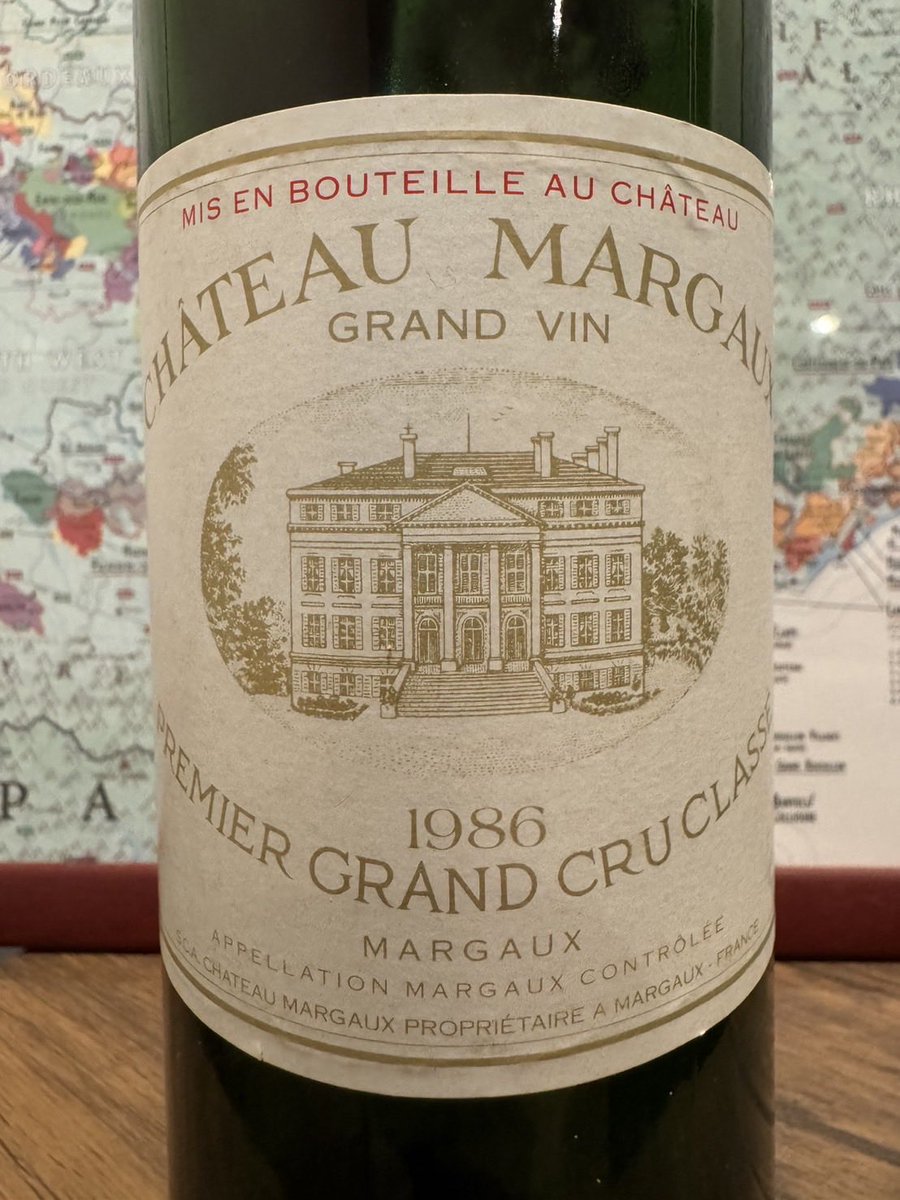 シャトーマルゴー‼️1986❗️
いやー飲んじゃいました。なんといいますか、エレガントでかつ奥の方は力強く、38年選手なのにまだまだ先が長そうな、神秘的なワインでした🍷もう手持ちありませんが、また２０年後くらいにお会いしたいウマし‼️
#シャトーマルゴー　#ボルドー