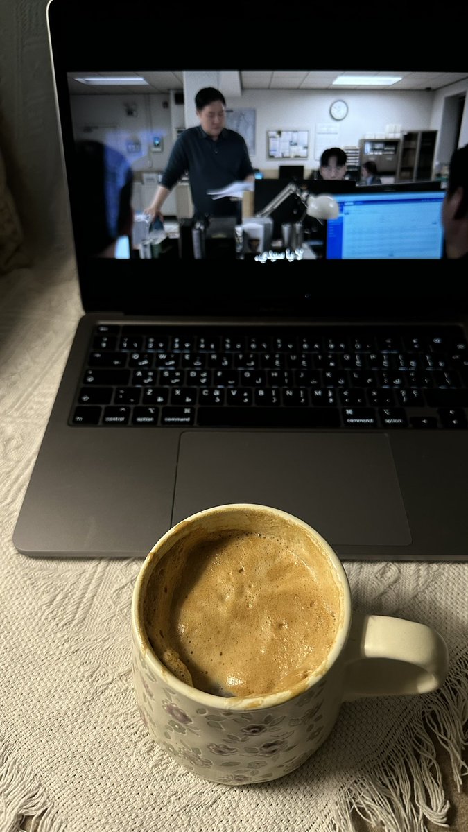 الناس رجعو لقهوة النسكافيه ومبسوطين عليها وم يدرون انها قهوتي المفضله من ايام الجامعه 🥹🤎🤎🤎.