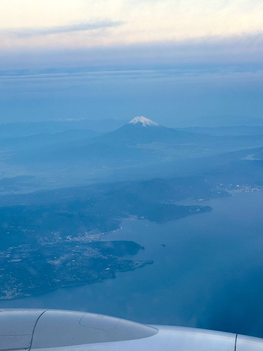Kayane's tweet photo. Belle vue sur le Mont Fuji en arrivant au Japon 🇯🇵😍 https://t.co/xmxJZ3BhKA