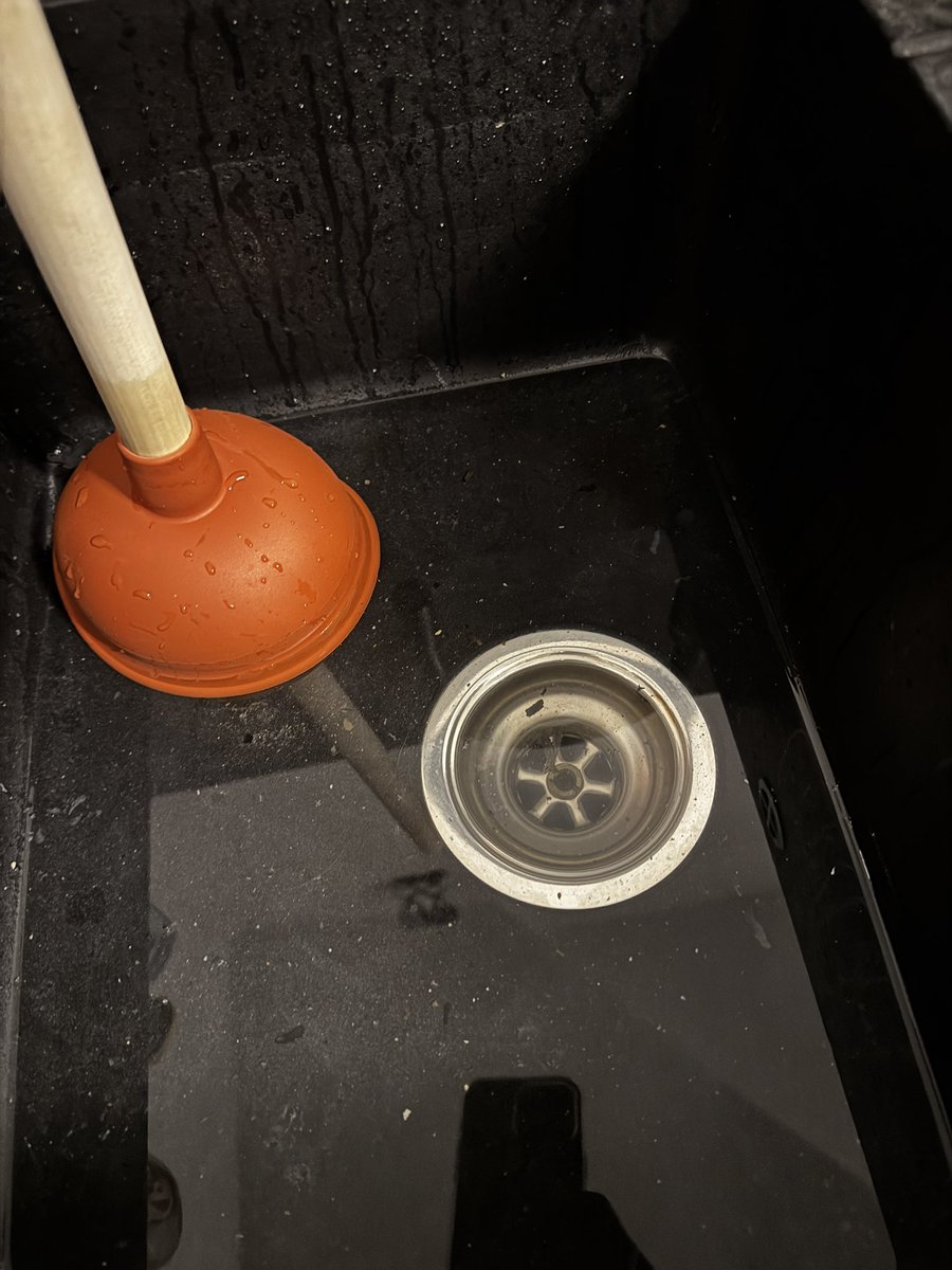 Irgendein Gas/Wasser Mensch hier, der Ahnung hat und mir sagen kann ob Abwasser Rohre/Siphon korrekt installiert sind? Wasser steht in der Spüle. Wenn ich mit Pömpel pumpe und Abwasserschlauch für Spülmaschine und Waschmaschine angeschlossen habe,läuft das Wasser in die Maschinen