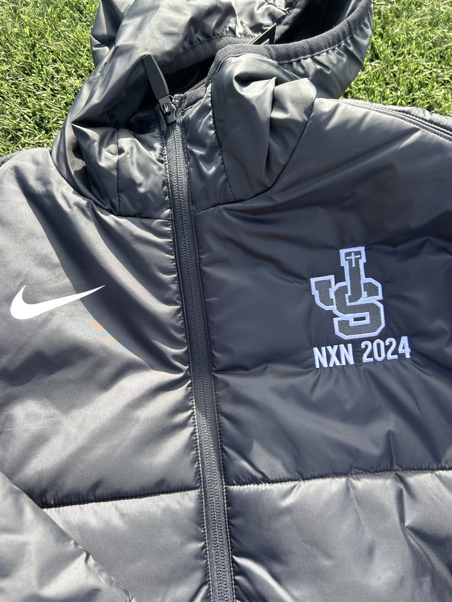 PrepCalTrack's tweet photo. The @JSerraTF girls team will be styling in these new jackets up in the Pacific Northwest this weekend at Nike Cross Nationals in Portland. Girls race time is 10:05 am PST. Free live webcast on NikeCrossNationals #LookGreat #FeelGreat #RaceGreat #JustDoIt #FinishOnEmpty #NXN2024 https://t.co/9bO9ip1K9w