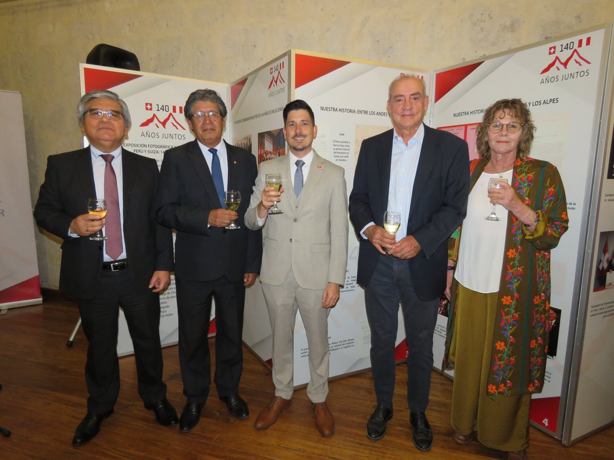 odearequipa's tweet photo. La Oficina Desconcentrada en Arequipa y la Embajada Suiza realizaron el lunes 2 de diciembre la inauguración de la muestra Fotográfica y Documental “Perú y Suiza: 140 años juntos” en la Casa Verde de la Biblioteca Regional Mario Vargas Llosa. https://t.co/18z3zB3Scu