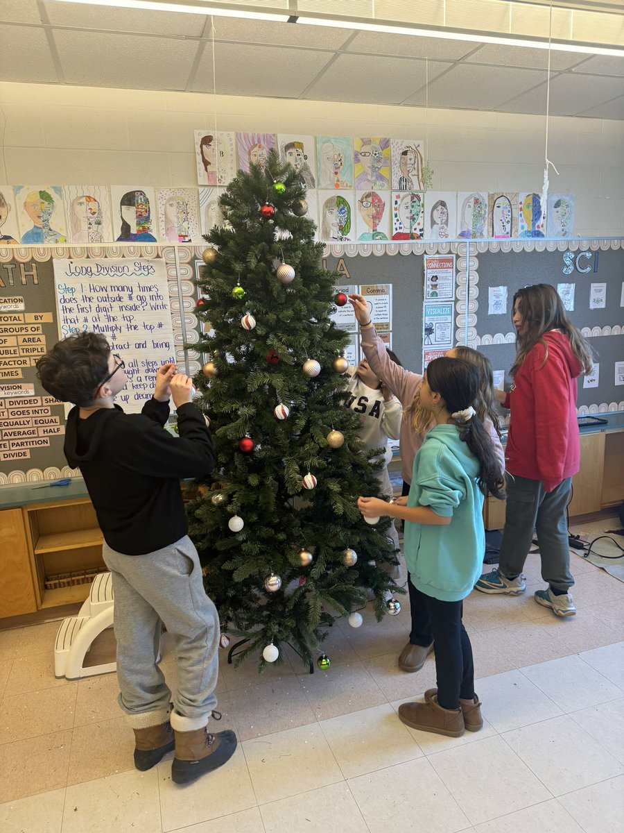machado_ms's tweet image. Decorating the class Christmas tree! 🤍🎄