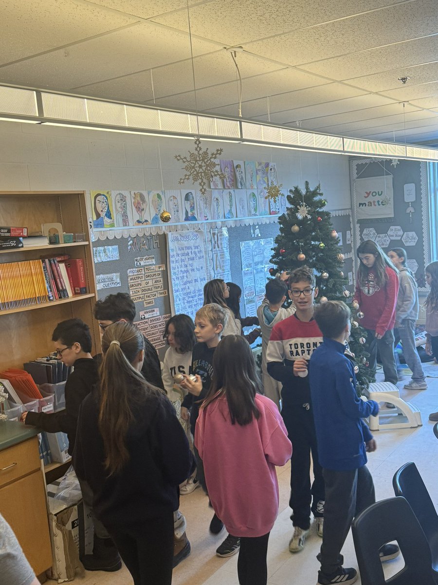 machado_ms's tweet image. Decorating the class Christmas tree! 🤍🎄