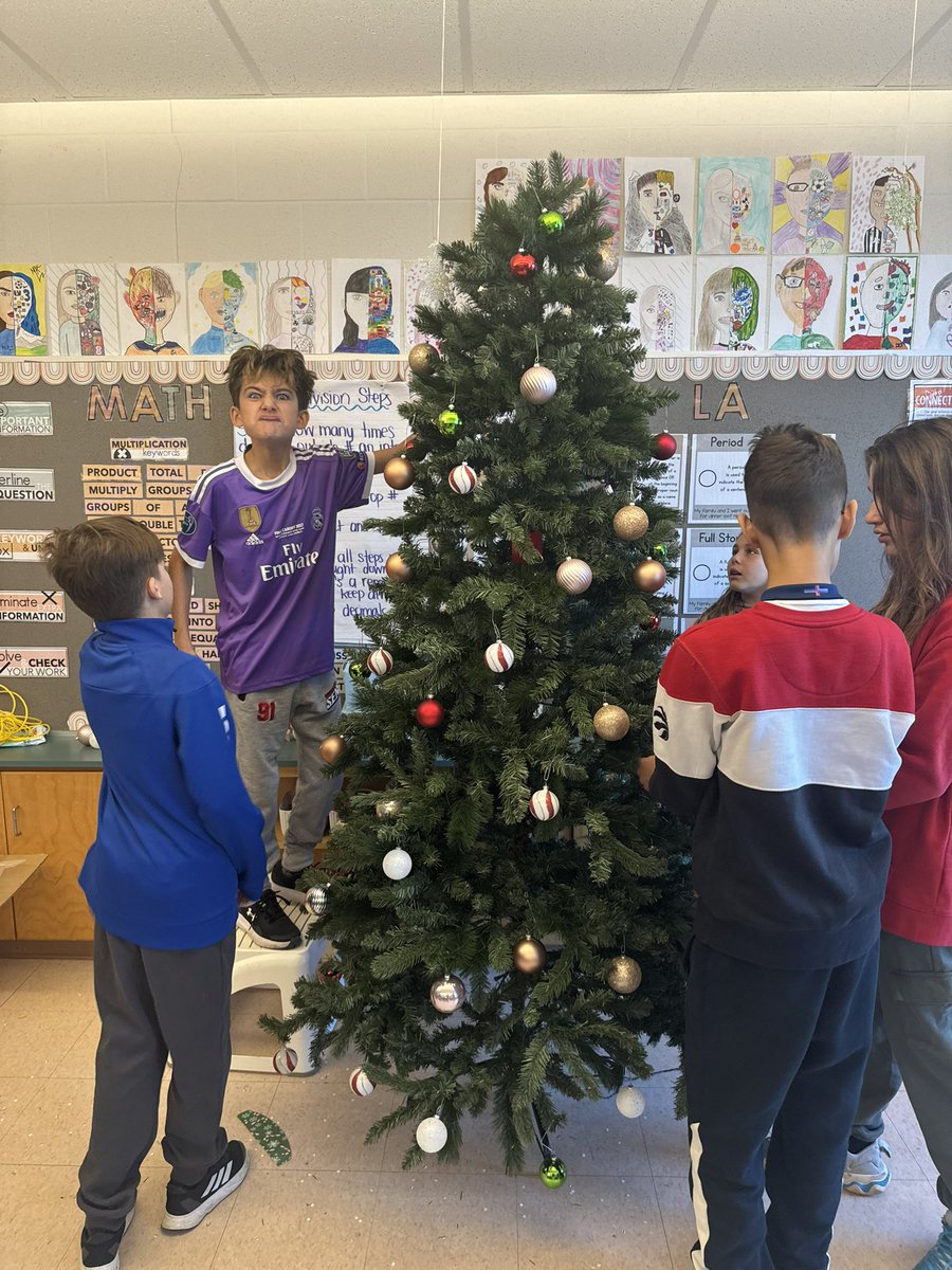 machado_ms's tweet image. Decorating the class Christmas tree! 🤍🎄