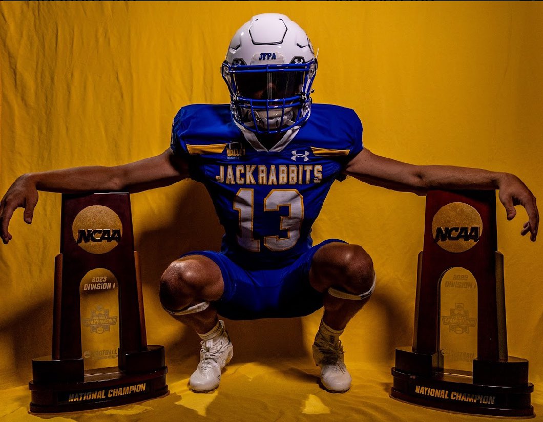 CamCribari's tweet image. I will be signing my letter of intent tomorrow at 11:30am in the Performing Arts Center at Valley High School, anyone is welcome! Go Jacks! 🔵🟡