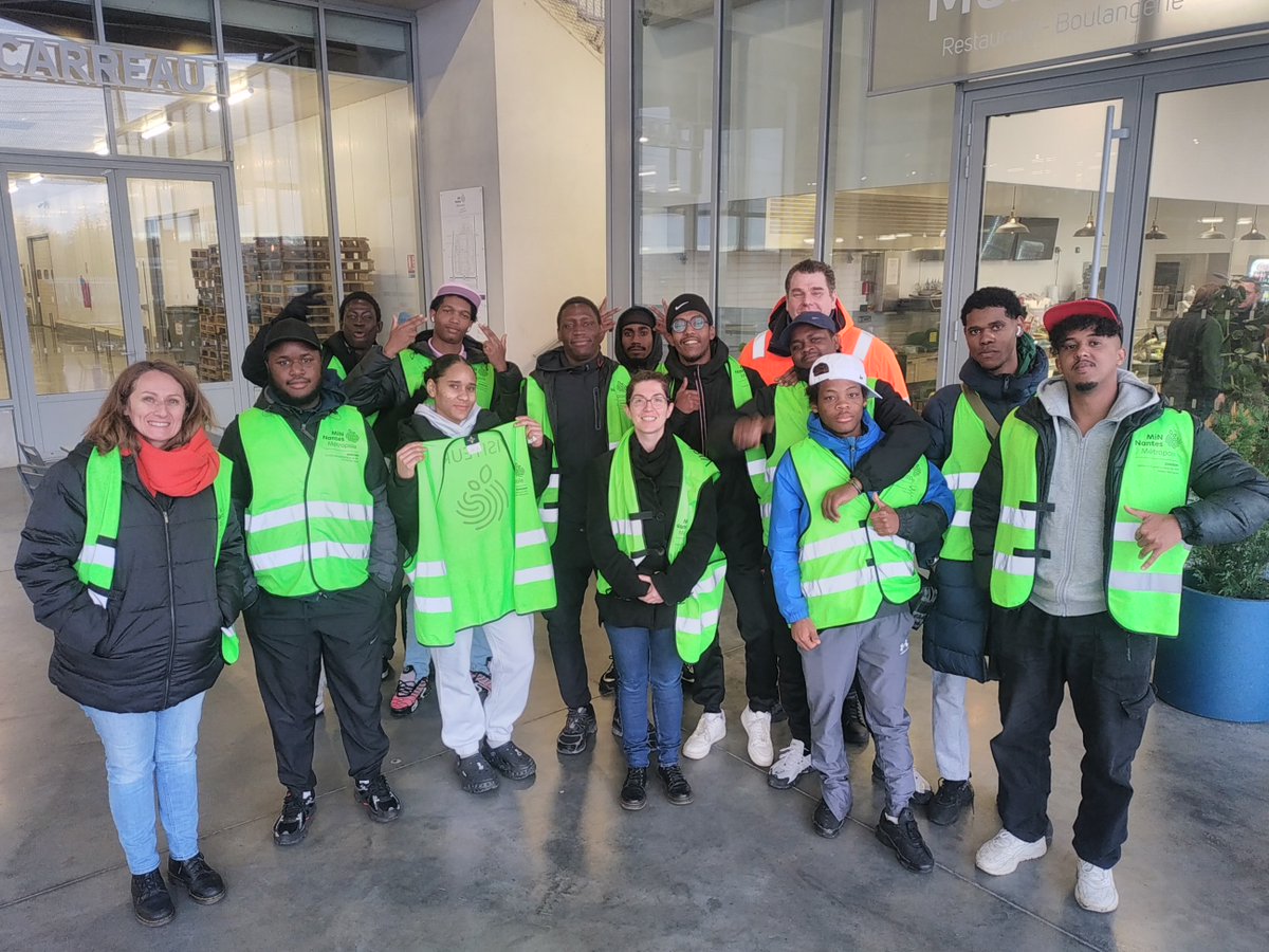 Hier matin, notre chef de marché, Patrice Mariot, a accueilli des jeunes en insertion du dispositif Propulse Logistique d'Auteuil et lycée Daniel Brottier.

Une belle occasion pour eux de découvrir les métiers et l'écosystème logistique du MiN de Nantes ! 🚛