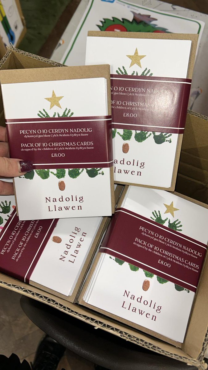 🎄Mae’n cardiau Nadolig ar gael rŵan!
🎄Christmas cards are now available!